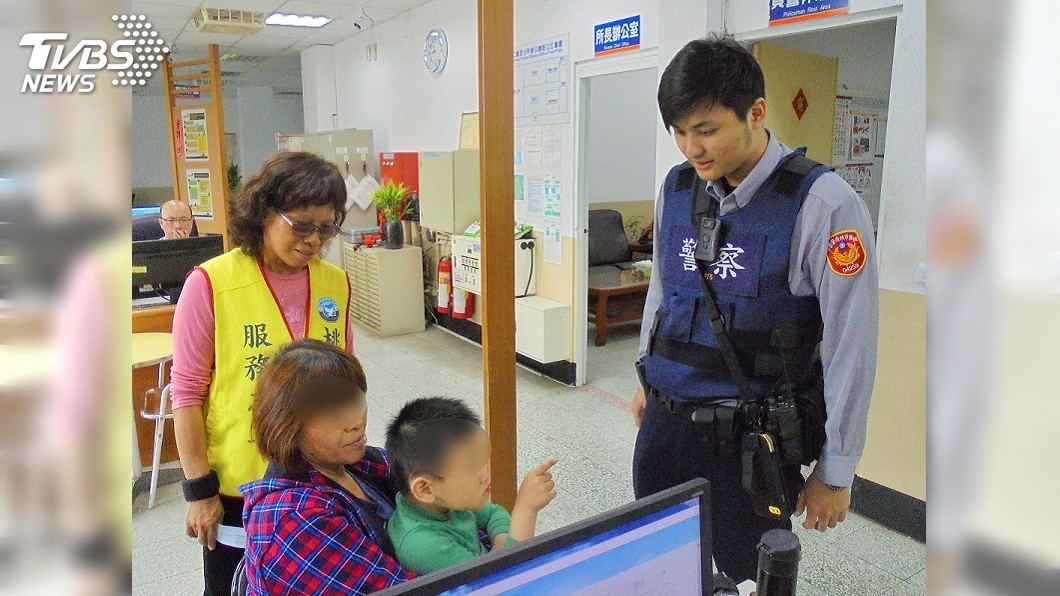 「無照」男童上路迷途 暖心警助尋返家路