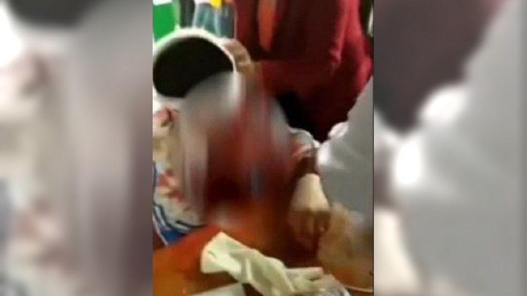 兒子欠27萬不還!暴怒爺闖小學教室 狠刺金孫報復