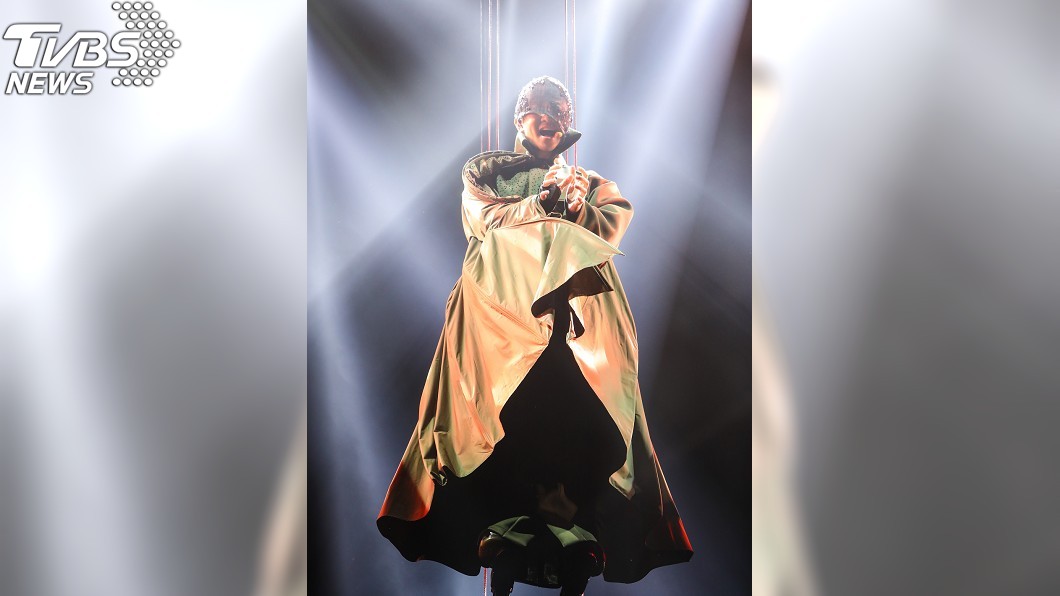 林俊傑隔4年武漢開唱 頭戴黑紗帽酷炫秀服曝光