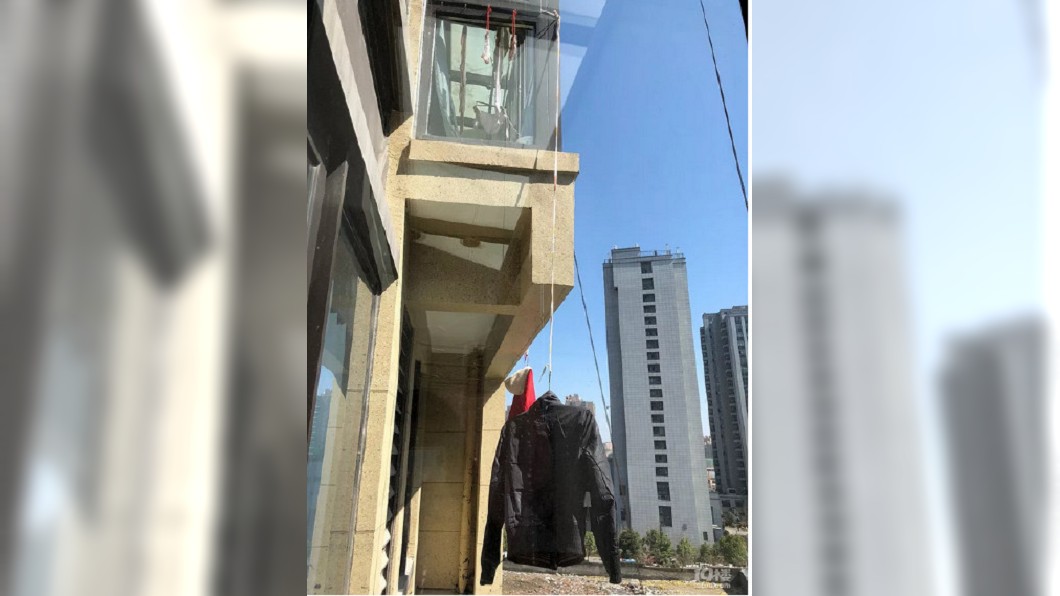 如此曬衣服的方法，讓住樓下的原PO既崩潰又無奈。圖／翻攝自大陸錢江晚報