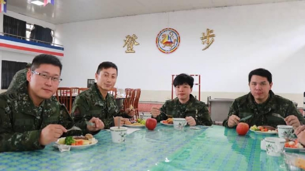 「報告班長！牛排7分熟」陸軍留守伙食超狂　引爆網論戰
