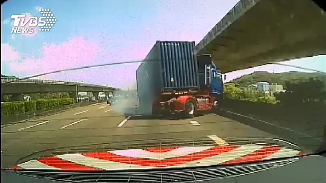 聯結車高速衝來,所幸員警及時躲過。圖/TVBS