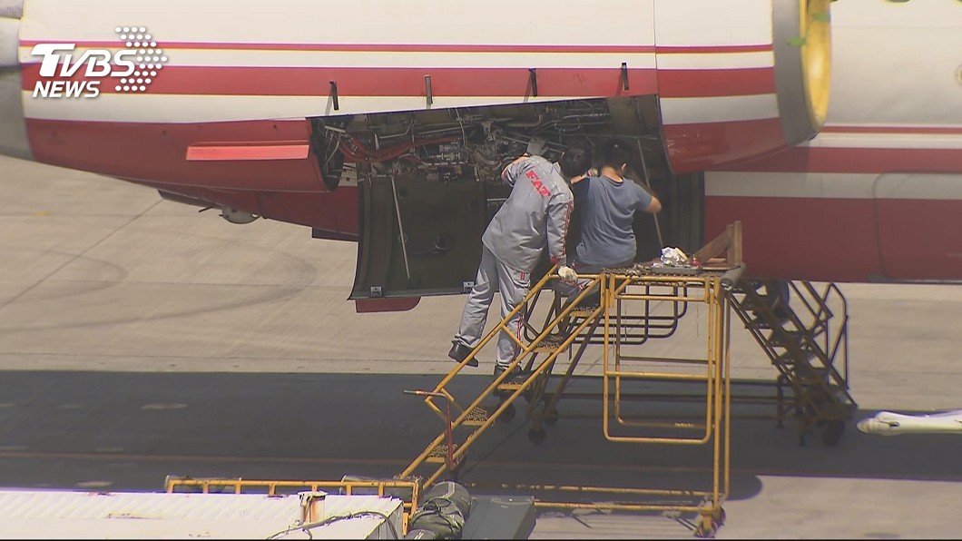 遠航麥道飛機「機翼、機腹」噴黑油　民眾嚇壞