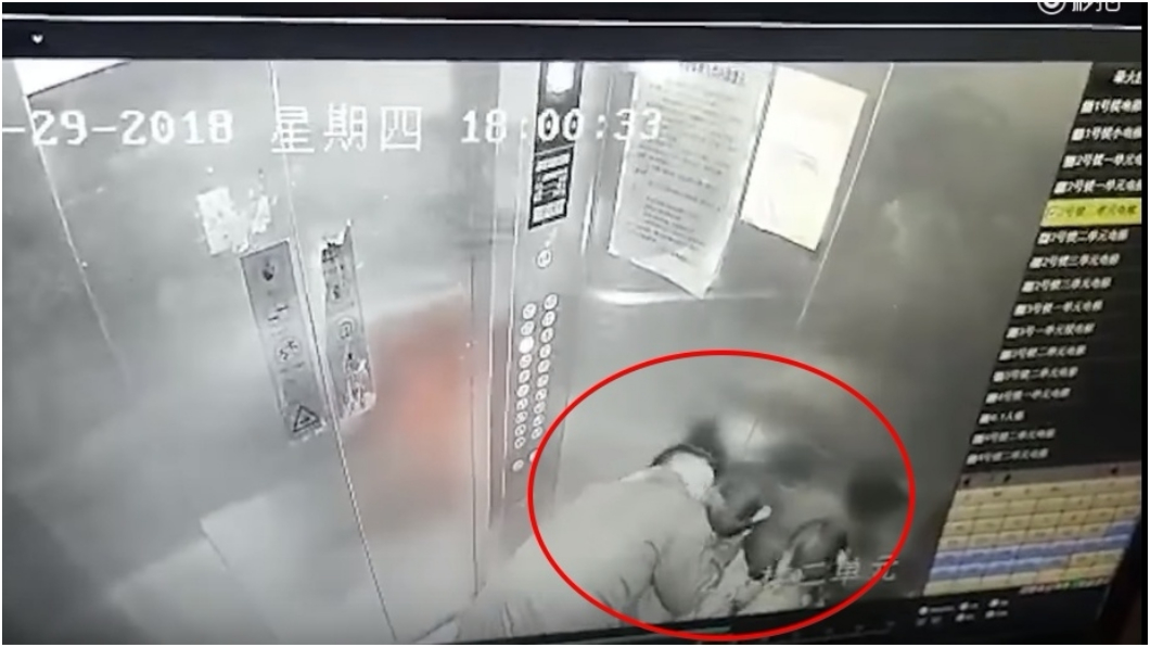 變態!男電梯內強吻猥褻2分鐘 2女童走出爆哭
