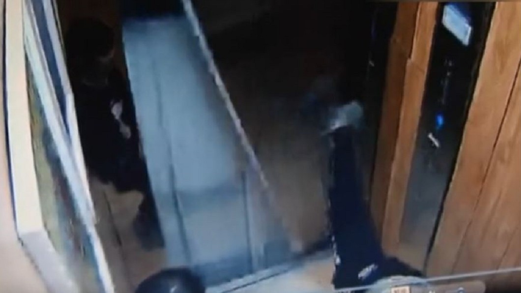 電梯內做操!陸男童腳蹬門爆開 家長拒賠