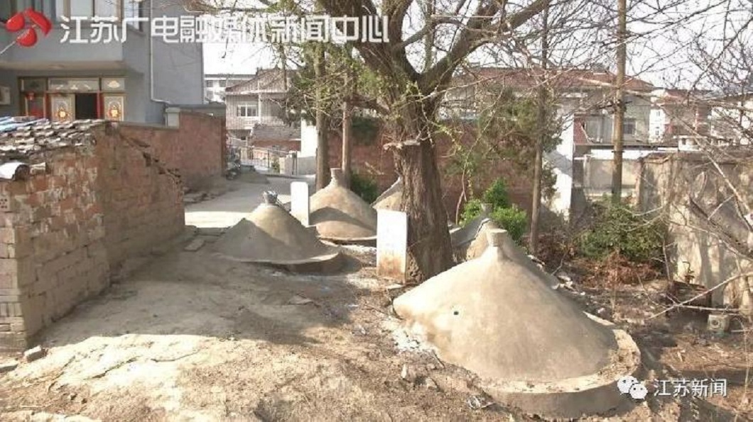 心驚驚!住家被19座墳墓包圍 離屋最近僅50公分