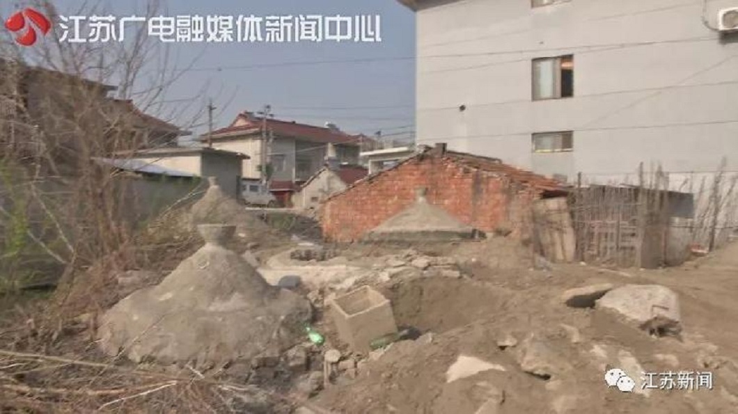 從房屋樓上看下去,所有墳墓是一覽無遺。(圖/翻攝自長江網)