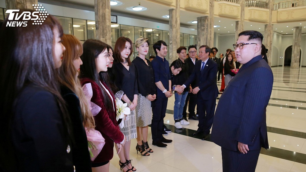 觀賞南韓藝術團表演 金正恩興致盎然
