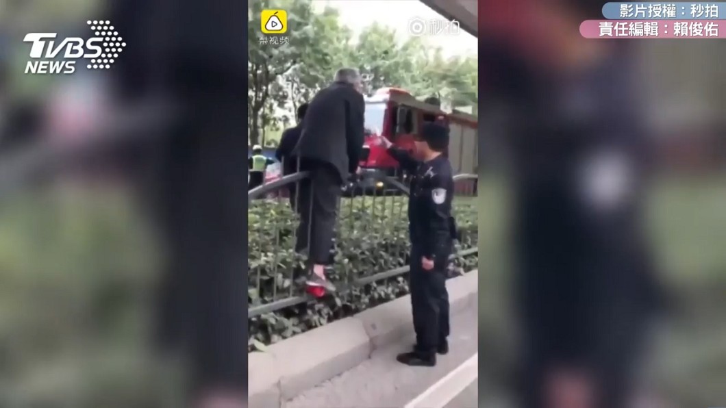 路過司機拿滅火器讓男子墊腳,減輕痛苦。圖/翻攝自 梨視頻