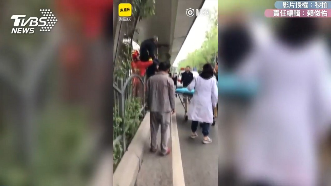 消防人員趕到將他抱起脫困,送醫後無大礙。圖/翻攝自 梨視頻