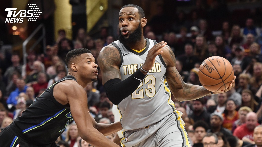 NBA騎士甩開獨行俠　詹姆斯第17場大三元