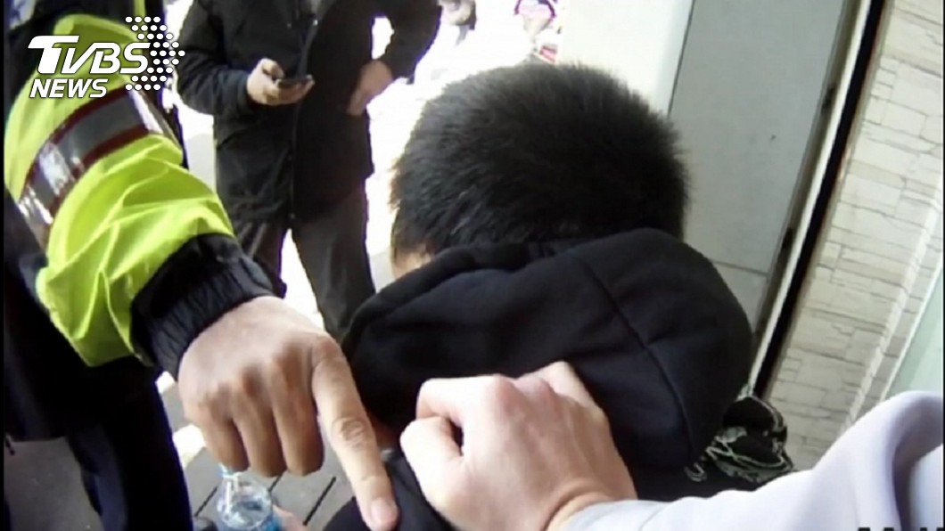 桃園警施關節技 制伏丈八通緝犯