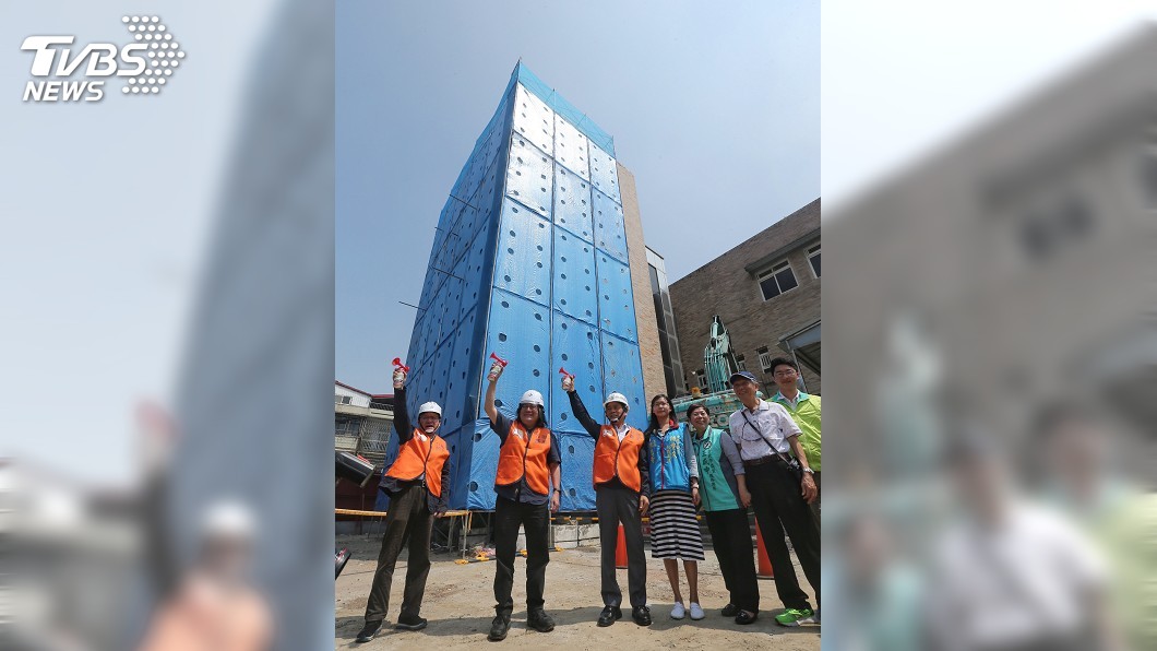 北市華榮市場動工拆除改建 場外居民抗議