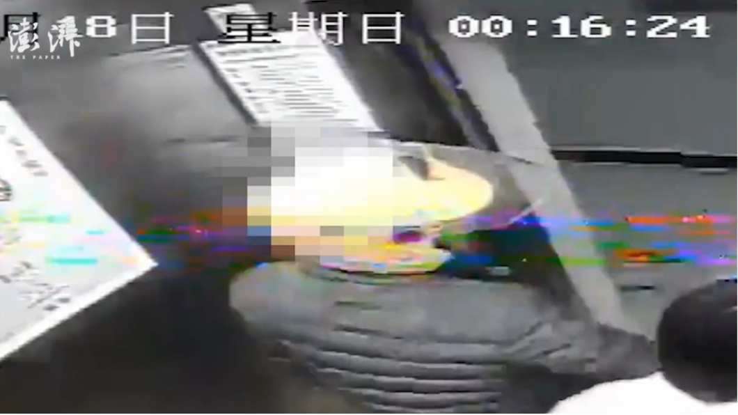 男子戴著黃色安全帽站在電梯角落。圖／翻攝自大陸澎湃新聞