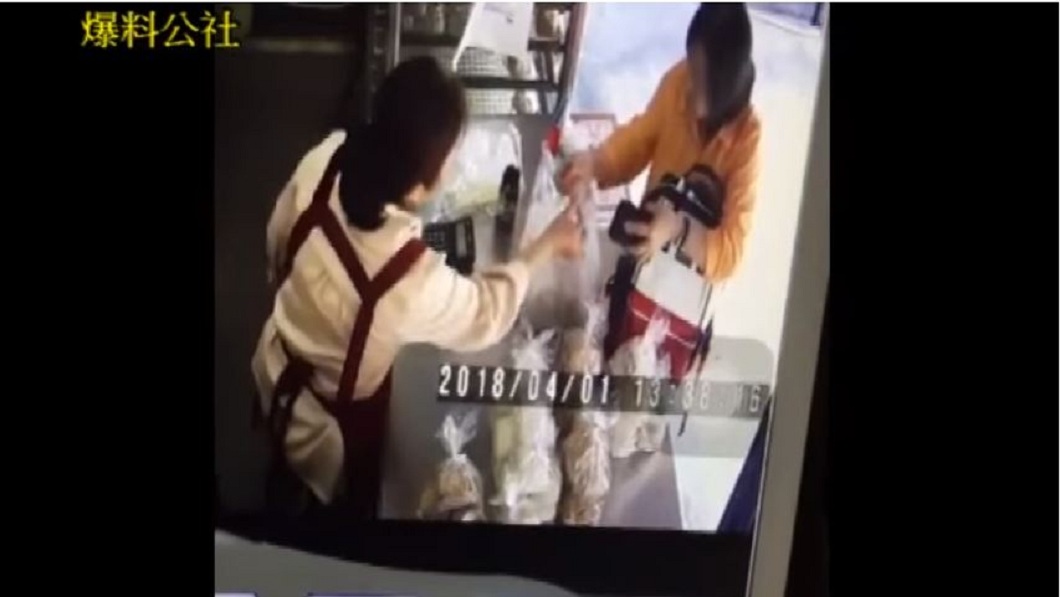 婦人向女店員表示自己已經付錢,還要對方找她10元。(圖/翻攝自YouTube)