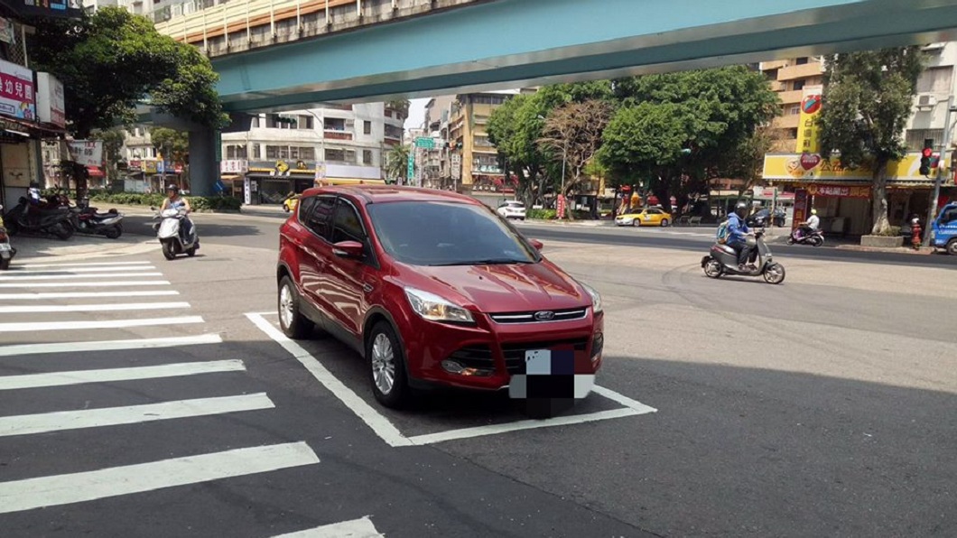 三寶駕駛直接把車停在機車待轉區，往來人車全傻眼。(圖／翻攝自爆料公社)