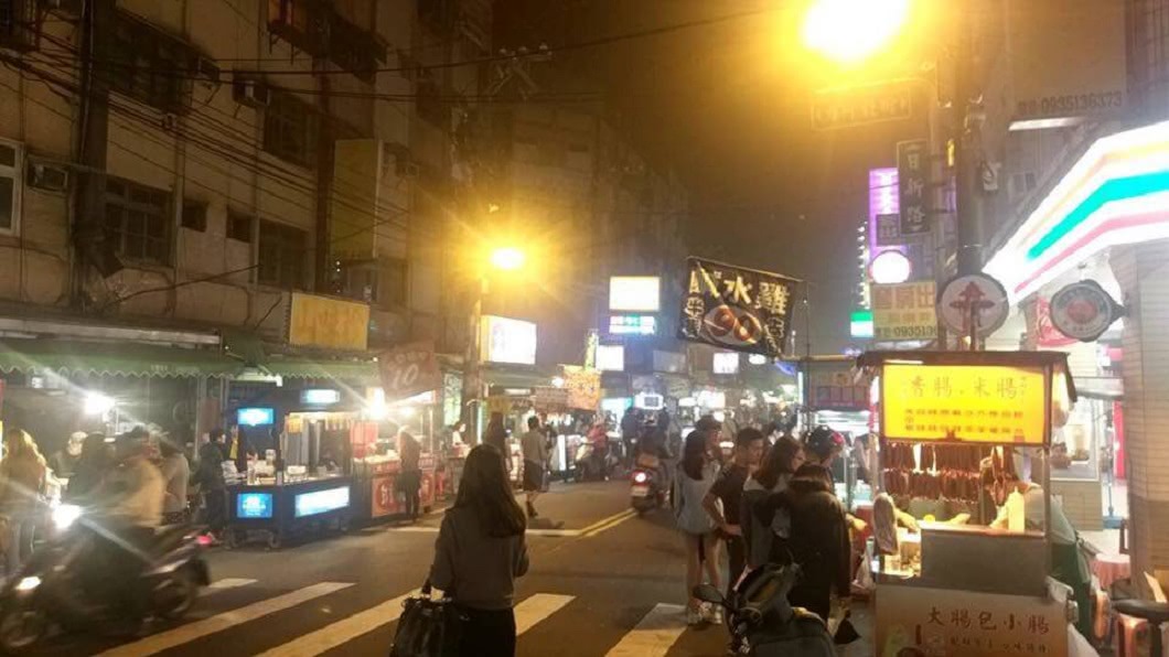 濃煙飄散到附近的中原夜市,民眾反映空氣瀰漫惡臭。(圖/翻攝自我是中壢人臉書粉絲團)