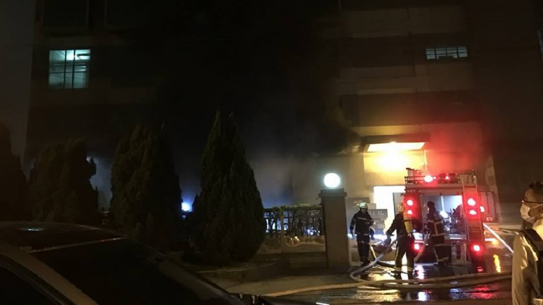 警消獲報立刻前往現場撲滅火勢。(圖/翻攝自我是中壢人臉書粉絲團)