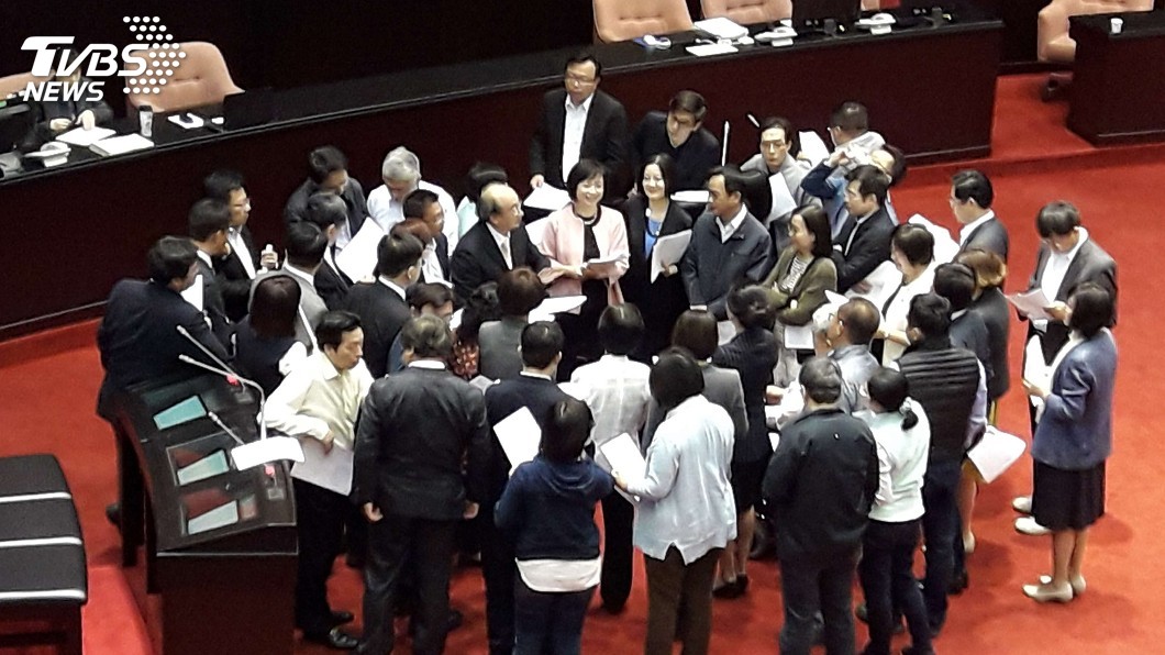 在野提變更議程 立院表決不通過