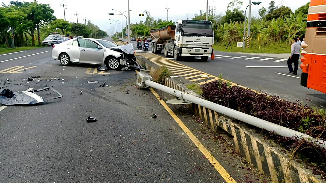 花蓮警備車遭撞翻覆 7人皆無生命危險
