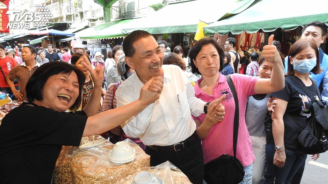 民調前夕拚了！　侯友宜拜廟求神跑市場拜票