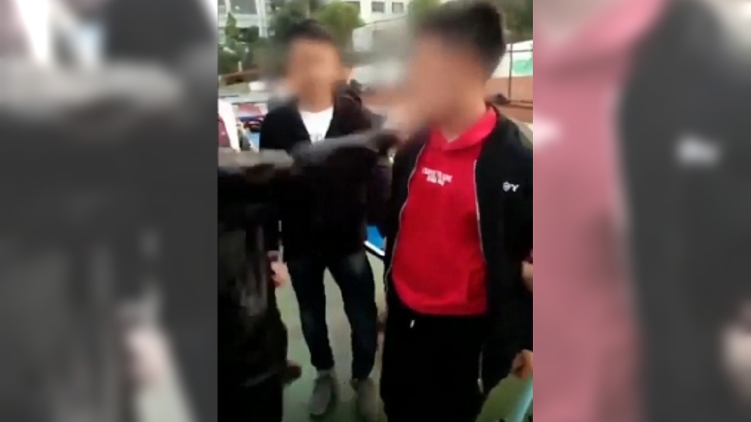 大陸一名女學生弄壞同學手機賠錢時,竟用鈔票呼對方巴掌。圖/翻攝自《梨視頻》