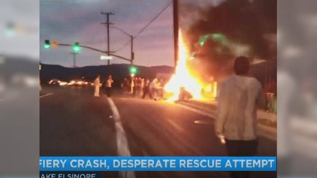 美恐怖車禍 自撞電線桿後電纜爆火花