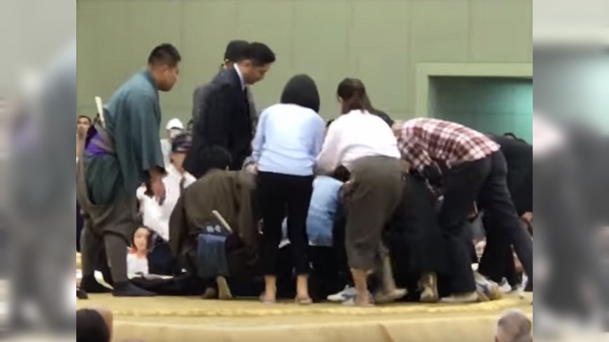 日本女性進土俵救人 在場者盛讚有勇氣