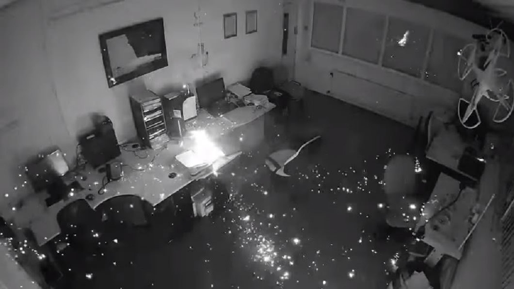 筆電放桌上充電 砰一聲爆炸燒光辦公室