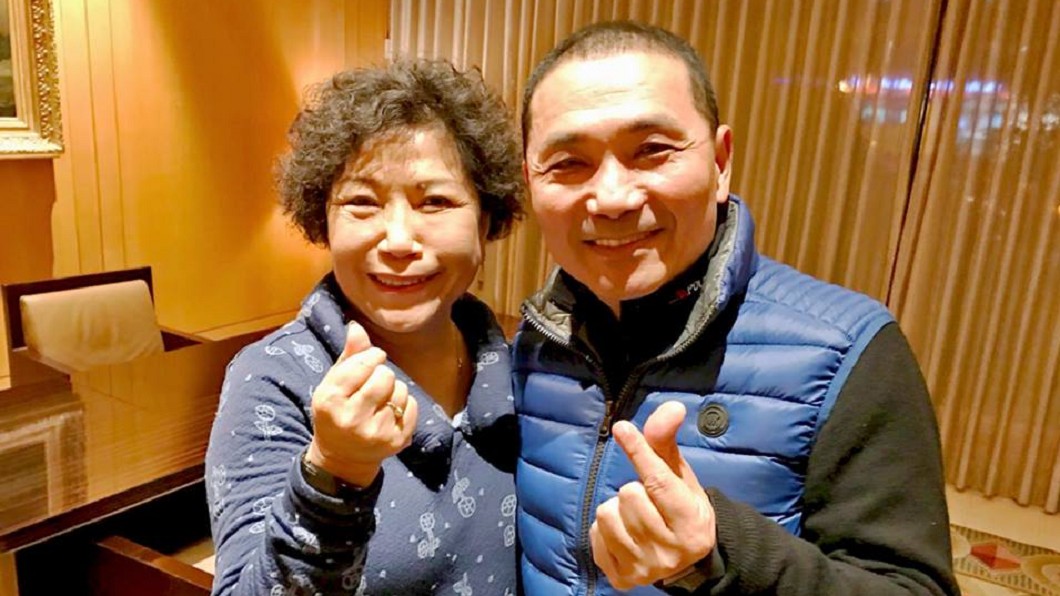 侯友宜披藍袍出征 她警告「將會有人格毀滅戰」