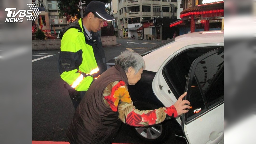 鼻酸...失智嬤低溫出門 為找往生兒路邊顫抖