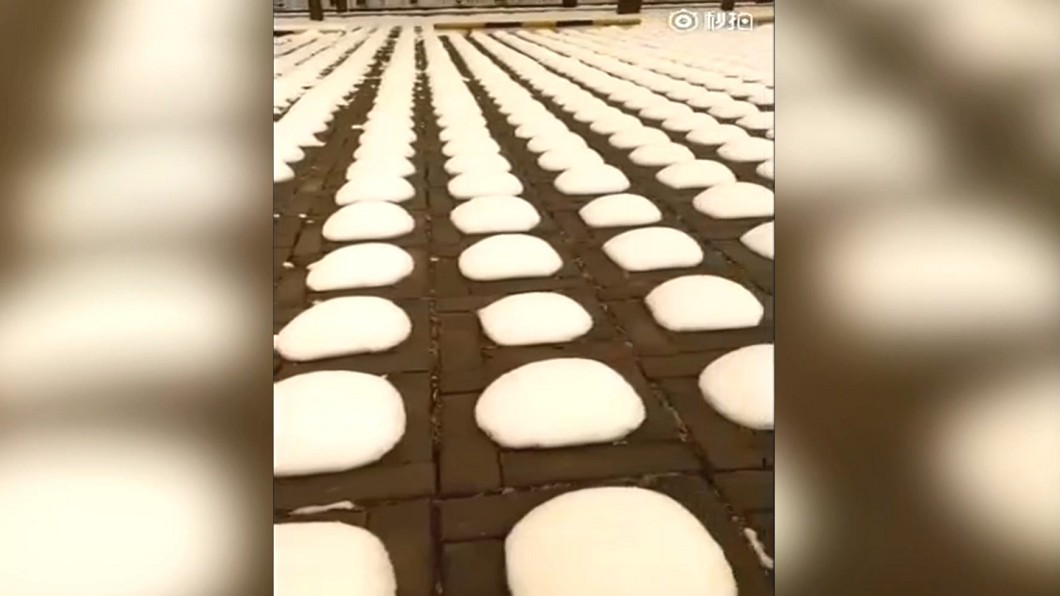 北京清明罕見降大雪 停車場驚現「雪饅頭」
