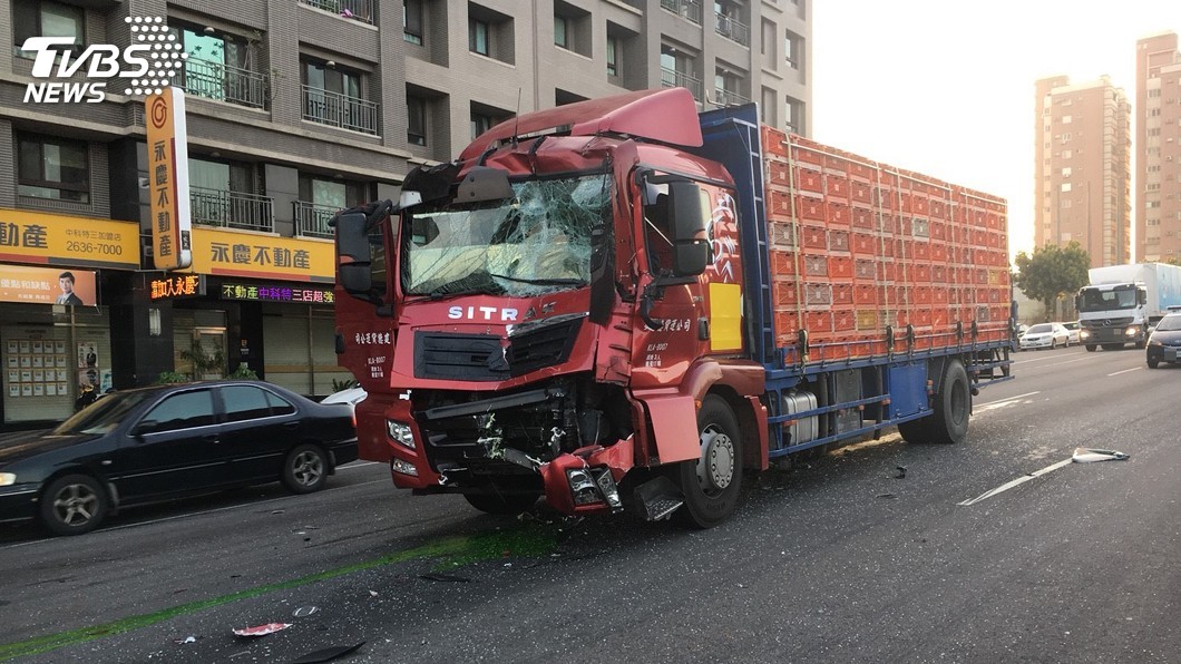 中市貨車撞公車　號誌被撞倒2人送醫