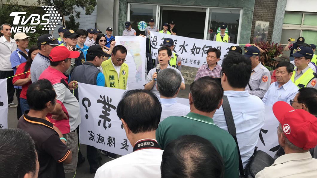 遇連假老是沒水用 屏東新園鄉長帶隊抗議