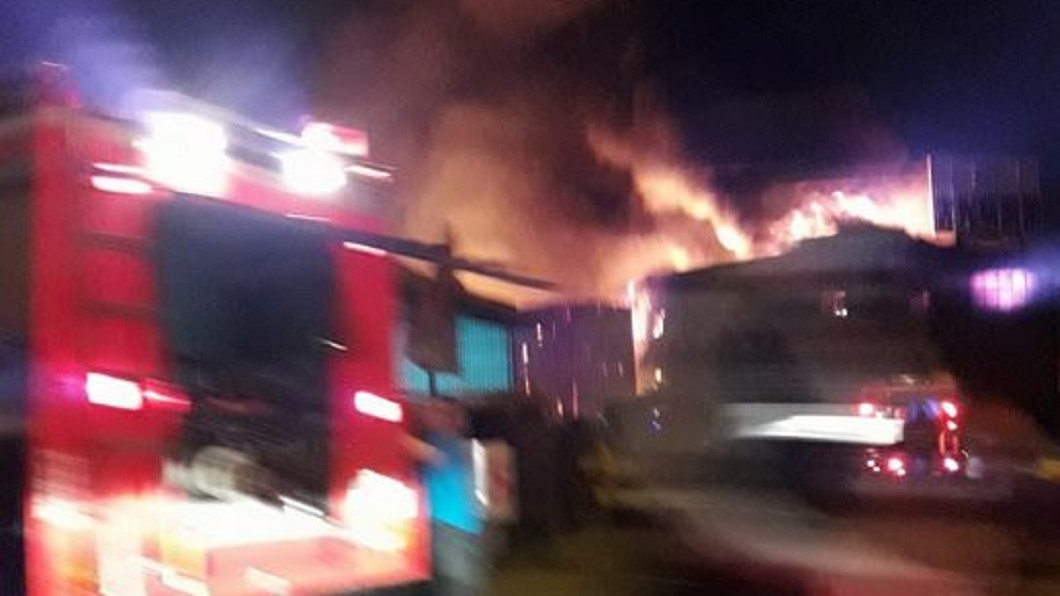仁武工廠大火!廠房完全燃燒「濃煙衝天」 警消灌救中