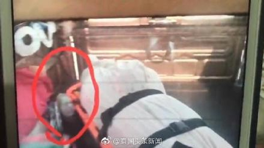 死者屍體旁邊出現一個謎樣的白色物體,看起來像是一張人臉。(圖/翻攝自泰國頭條新聞微博)