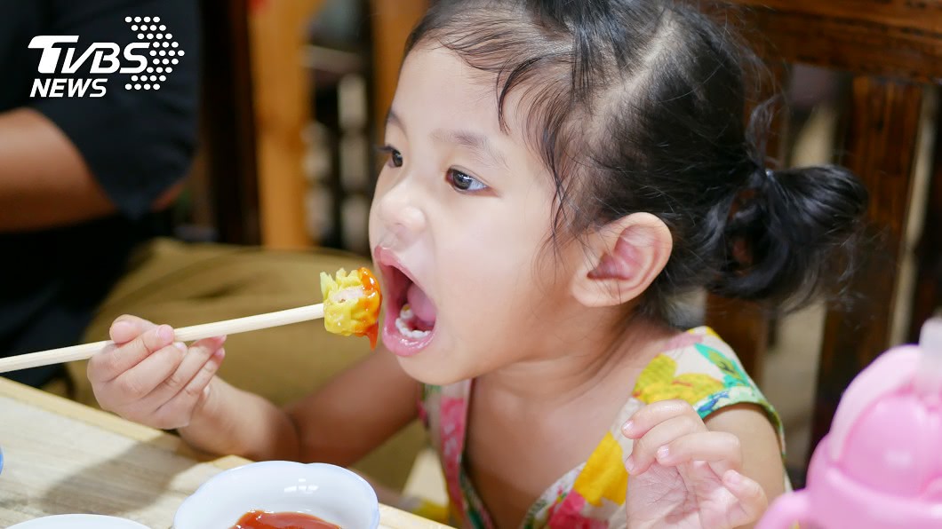 孩童嗆食立刻拍背？醫生警告「千萬別這樣做」