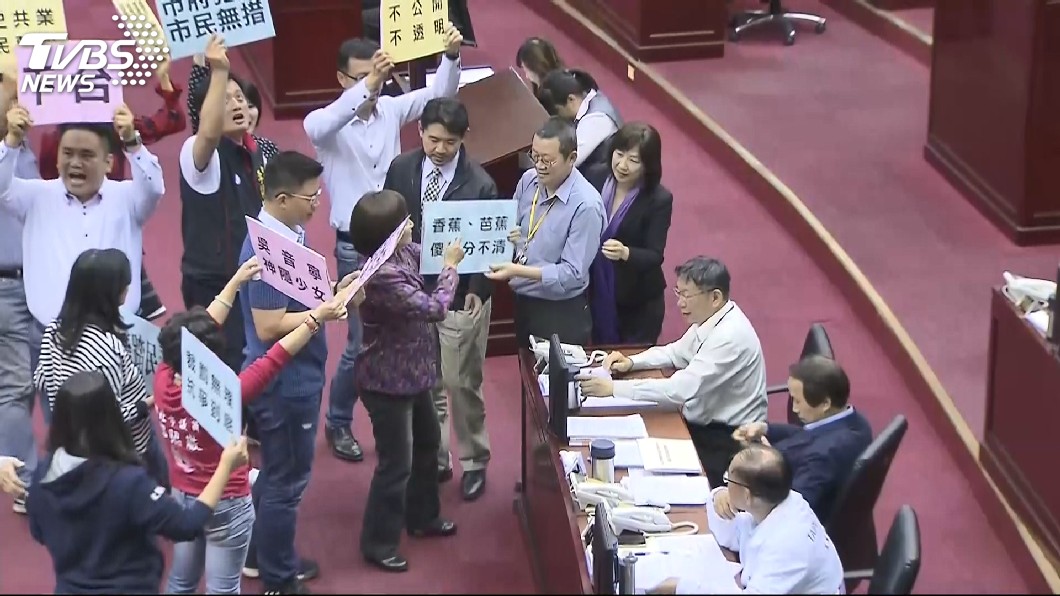 藍營議員跑到柯文哲面前,要求北農總經理吳音寧下台。(圖/TVBS)
