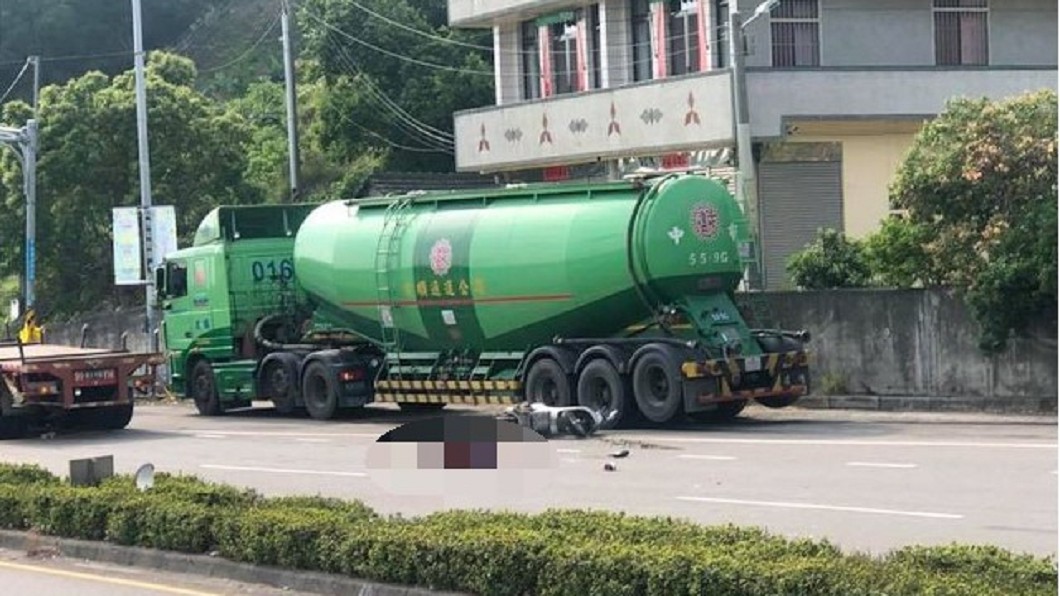 快訊/拖板車撞機車 女騎士遭輾拖行45米亡