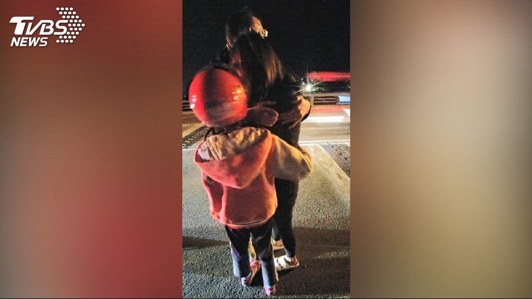 女欲跳河輕生!小妹妹上前抱緊她 「一句話」暖哭所有人