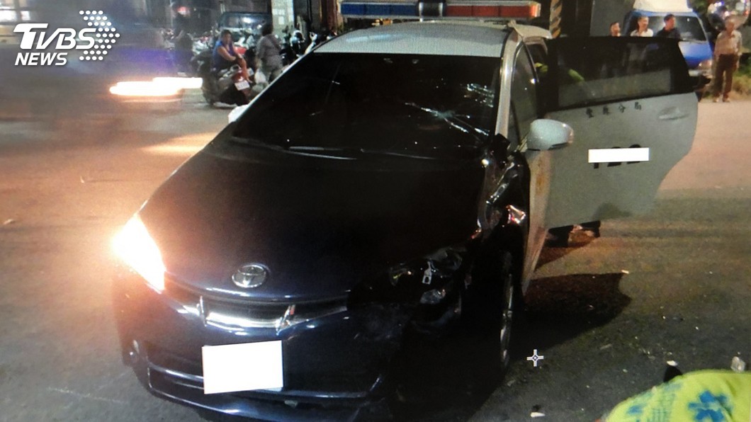 警車追闖紅車機車 無辜騎士路口遭撞