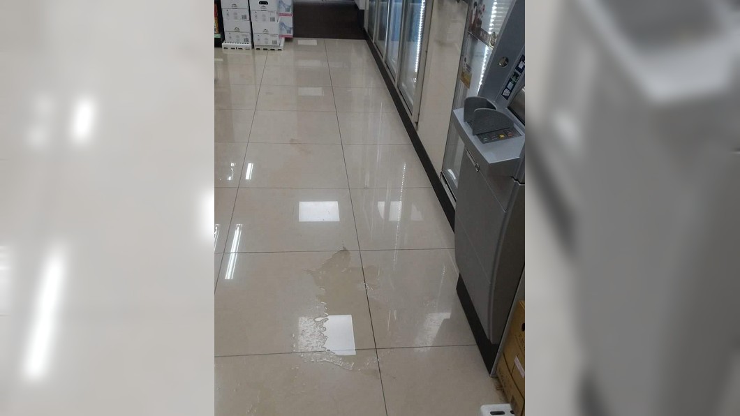 男借不到廁所就隨地灑尿 店員怒譙「5年畜生3個」