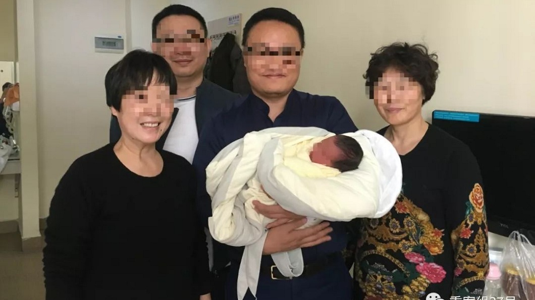 甜甜的爺爺奶奶和外公外婆,對於孫子的出生感到欣慰。(圖/翻攝自微博)
