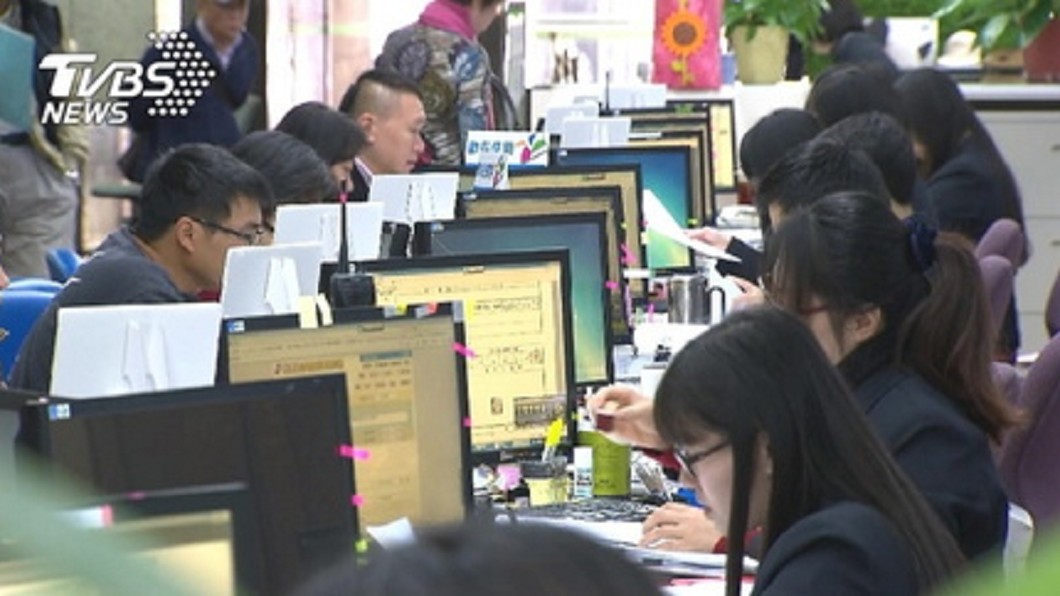 調查:港生逾半想當公務員 台生更願出國闖