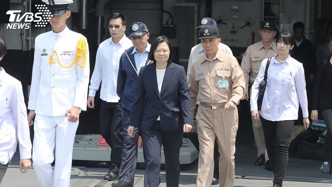 首度登艦出海測考海軍戰力 蔡總統很滿意