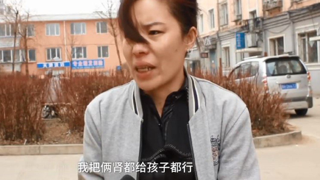 看著女兒受苦,母親相當不捨。圖/翻攝《梨視頻》