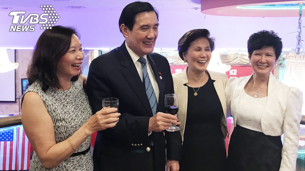 馬英九出席舊金山僑宴 與姊妹團聚