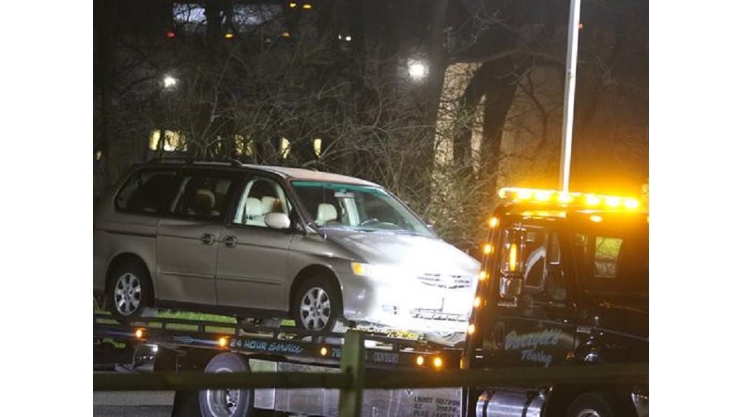少年倒頭栽卡後車箱 困6小時活活壓死