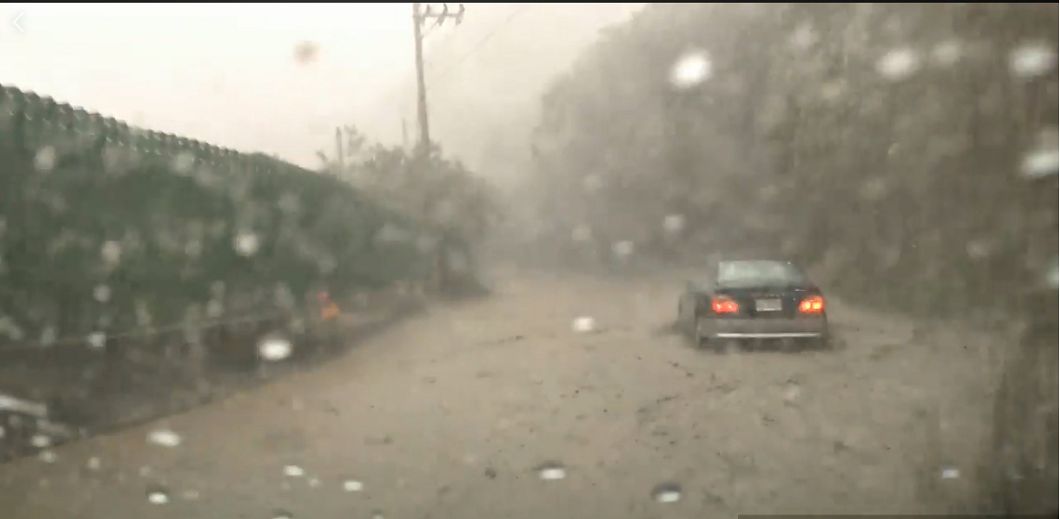 蘇花因驟雨坍方,路上可見不少受困車。圖/正當冰臉書