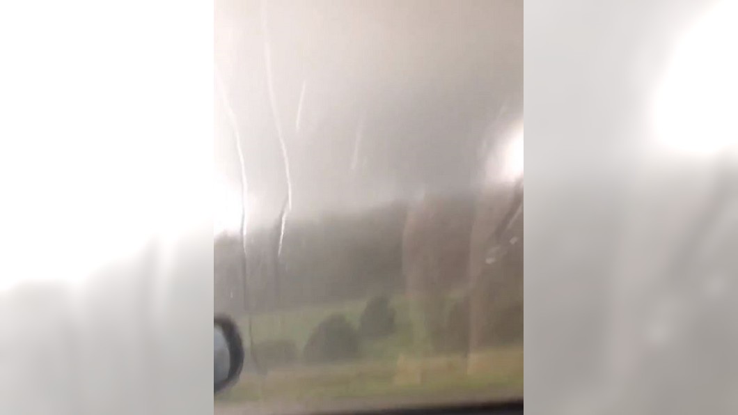 車遇龍捲風襲擊 女駕駛尖叫:我的天